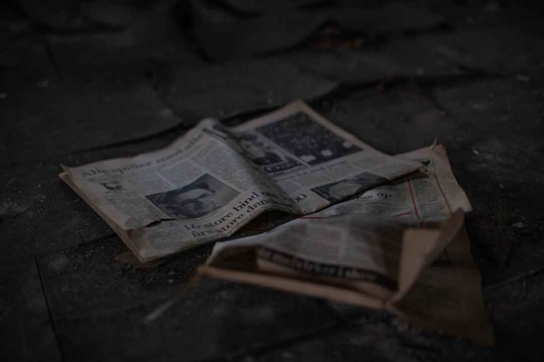 newspaper thrown on the ground - jan vrabec - sparrow's english reader - level 2 English for beginners