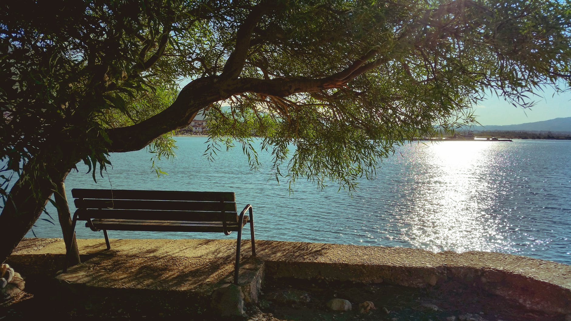 Sparrow's English Reader - L-1: Sitting at the Lake - easy English reader, Level 1, Picture of a bench at a lake