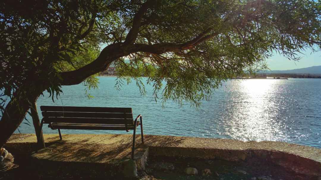Sparrow's English Reader - L-1: Sitting at the Lake - easy English reader, Level 1, Picture of a bench at a lake