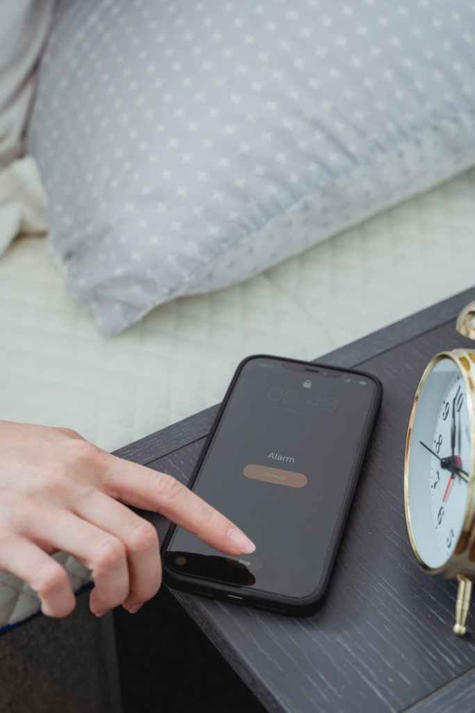 phone and alarmclock - blog: L-2: My Friend is Late Again - Sparrow's English Reader - Level 2 English reading for beginners